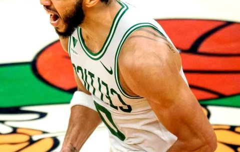 爱游戏体育-关于塔图姆迎来十五赛季高光表现，老鹰球迷沸腾！的信息