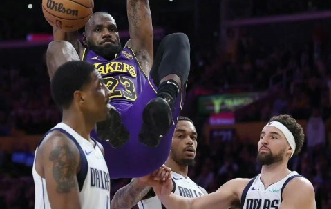 爱游戏- 詹姆斯在独行侠比赛中突破纪录,败北引发热议的原因 