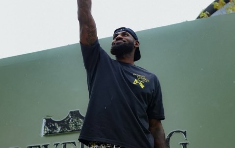 爱游戏-浓眉哥迎来七赛季高光表现，C9球迷沸腾！的简单介绍